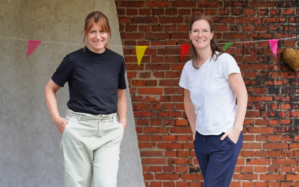 Christine und Mirjam Christine und Mirjam lachen freundlich in die Kamera