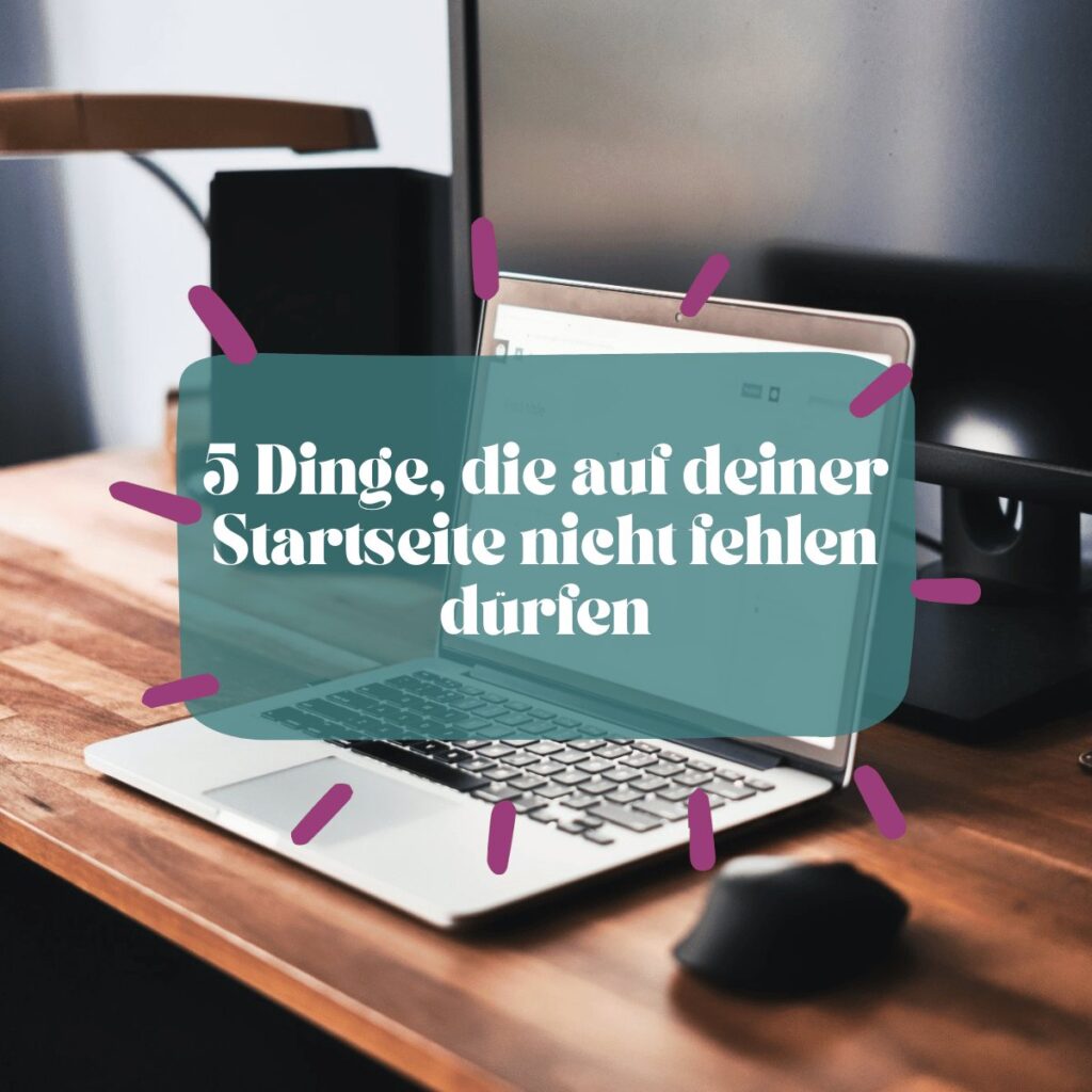 Aufgeräumter Laptop-Arbeitsplatz mit heller Website auf dem Bildschirm