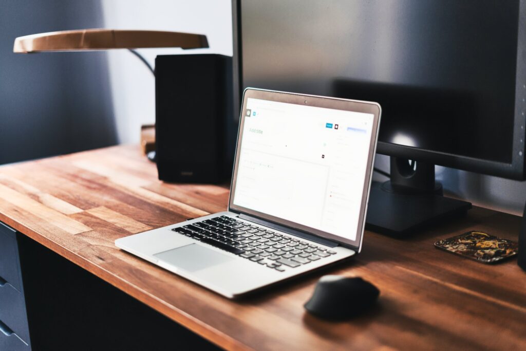 Startseite gestalten als Selbstständige – Laptop mit klar aufgebauter Homepage
