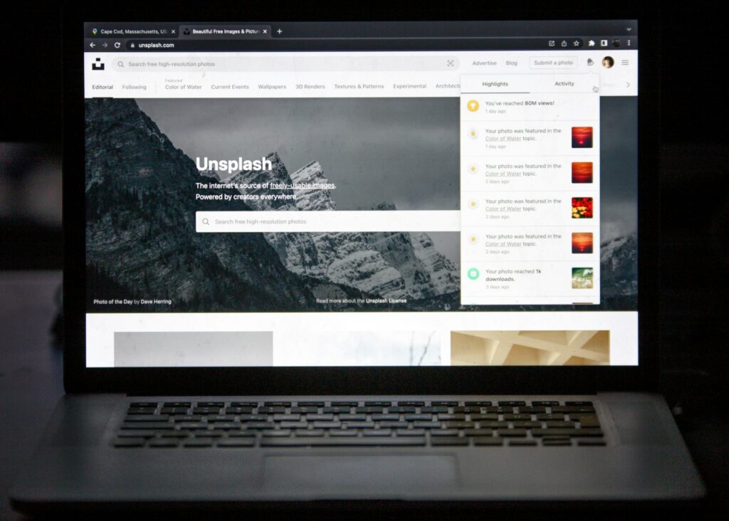 Startseite gestalten als Selbstständige – Laptop mit klar aufgebauter Homepage